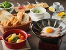 焼きたてパンやベーコンエッグ、季節のスープで味わう、潮待ちホテルならではの朝食。