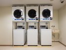 【ランドリーコーナー】洗濯機、乾燥機、それぞれ3台ずつご用意しております。