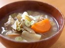 【めった汁】さつまいもや大根、人参といった根菜類を使った具だくさん豚汁のことです!