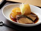【ぶり大根】脂の乗った寒ブリのあらと旬の大根を醤油、酒、砂糖、生姜でこっくりと煮込んだ家庭料理です!