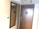入り口に大きな姿見をご用意しております!
