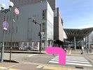 バスターミナル1番を過ぎるとすぐにある横断歩道を渡ってすぐ左に曲がると、当館が見えます。