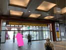 改札を出て東口(兼六園口)を目指します。