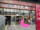 東口(兼六園口)を出て左に曲がります。