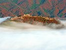 竹田城跡(ホテルから車で30分):紅葉と雲海が織りなす竹田城跡の絶景。
