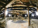 廻り舞台:地下の奈落では『廻り舞台』『セリ』『スッポン』といった現役の舞台機構をご見学いただけます。