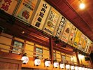 出石永楽館 看板:客席上部には、一度閉館した昭和30年代当時のレトロなスポンサー看板が並んでいます。