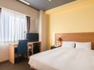 【ダブルルーム】モダンで落ち着いた雰囲気のお部屋でございます。