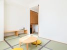 【和室】靴を脱いでくつろげる、和の趣を感じるお部屋でございます。