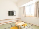 【和室】靴を脱いでくつろげる、和の趣を感じるお部屋でございます。