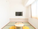 【和室】靴を脱いでくつろげる、和の趣を感じるお部屋でございます。