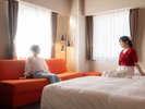 【本館:ツインルーム】ご利用イメージごゆっくりとおくつろぎくださいませ。