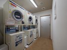 【ランドリーコーナー】洗濯機(洗剤自動投入)・乾燥機のご用意がございます。