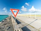 【17エンド(ワンセブンエンド)】下地島空港北端にある絶景ビーチ!透明な海と飛行機の着陸景観で人気♪