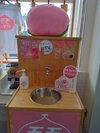 蛇口をひねると桃ジュースが出てくる「モモジャグチー」