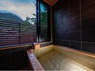 柔らかい肌触りの檜風呂と温泉_紫翠
