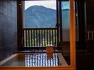 窓からは雄大な由布の山々、客室温泉_琥珀