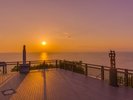 【恋人岬】綺麗な夕陽を眺められる人気のスポット。夕方は、幻想的な景色が広がります。(一例)
