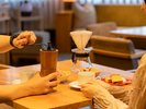 ラウンジで小菓子とコーヒー