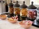 常設のおつまみ:スモークチーズやナッツ類など