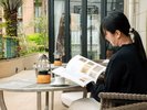 テラス席で長崎の情報誌「樂」と珈琲を楽しむ