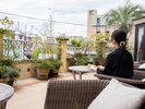 テラス席で朝のそよ風に吹かれながら、今日の過ごし方を考える