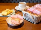 長崎銘菓「おたくさ」や「カステラ」を地元の「珈琲人町」さんの珈琲とご一緒に。