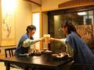 『女性のためだけにつくったプランです。』ご友人・親子でのご旅行にいかがですか。<個室食事処での風景>