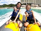 「ホテルのビーチで爽快アクティビティ!家族・友人みんなで楽しむバナナボート」