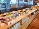 約30種類の朝食ビュッフェ