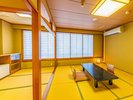 10畳和室(駐車場側)