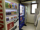 【自動販売機】4階にソフトドリンク・アルコール類の自動販売機があります。
