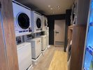 2階に24時間使えるコインランドリールームがございます。