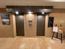 エレベーターはフロントに向かって左側にございます。