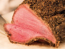 低温調理でじっくり熱を通すことでお肉のうまみをしっかり閉じ込めた本格的ローストビーフ♪