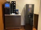 コーヒーマシンと給茶機です。ロビーでもお部屋でもお召し上がりいただけます。(3階サービスセンター内)