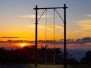 夕焼けの中のブランコ