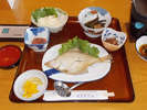【朝食一例】敷地内で採れた山菜などをご用意しております。夏には自家農園の野菜をご提供♪