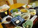 手づくりの料理が自慢の夕食 宿所有の山から採ってきた食材を使用
