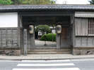 【武家屋敷】江戸時代中期からの中級武士の屋敷を保存している地域。日本の道100選に選定。