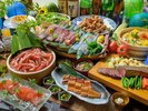 彩り豊かな和洋のお料理がずらりと並ぶ、お好きなものを好きなだけ愉しめるバイキングです。