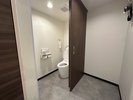 ウォシュレット付トイレの横には荷物が置けるスペースも完備