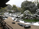 京都市の世界遺産醍醐寺 積雪の三宝院庭園