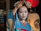 袖が揺れるたび広がる京の風、ホテルに宿る静かな華やぎと伝統の美