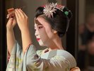 華やかな衣装に身を包んだ舞妓さんが、京の伝統舞踊を披露し、写真撮影や会話を楽しめる貴重な機会をご用意