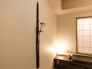 花籠 壁に咲く花が誘う、心ほどけるやすらぎの間