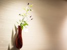 花籠 一輪の花が語る静寂、京都の“間”に咲くやすらぎ