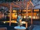 光にきらめく風鈴の調べ、心をほどく涼やかな季節の余韻