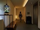 【廊下】光と影が織りなす廊下を抜け、至福の湯へと歩む