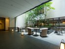 【中庭】光と緑が織りなす静寂の庭で、深呼吸する時間を